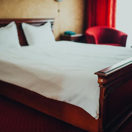 Hotel Bavaria Крайова Экстерьер фото