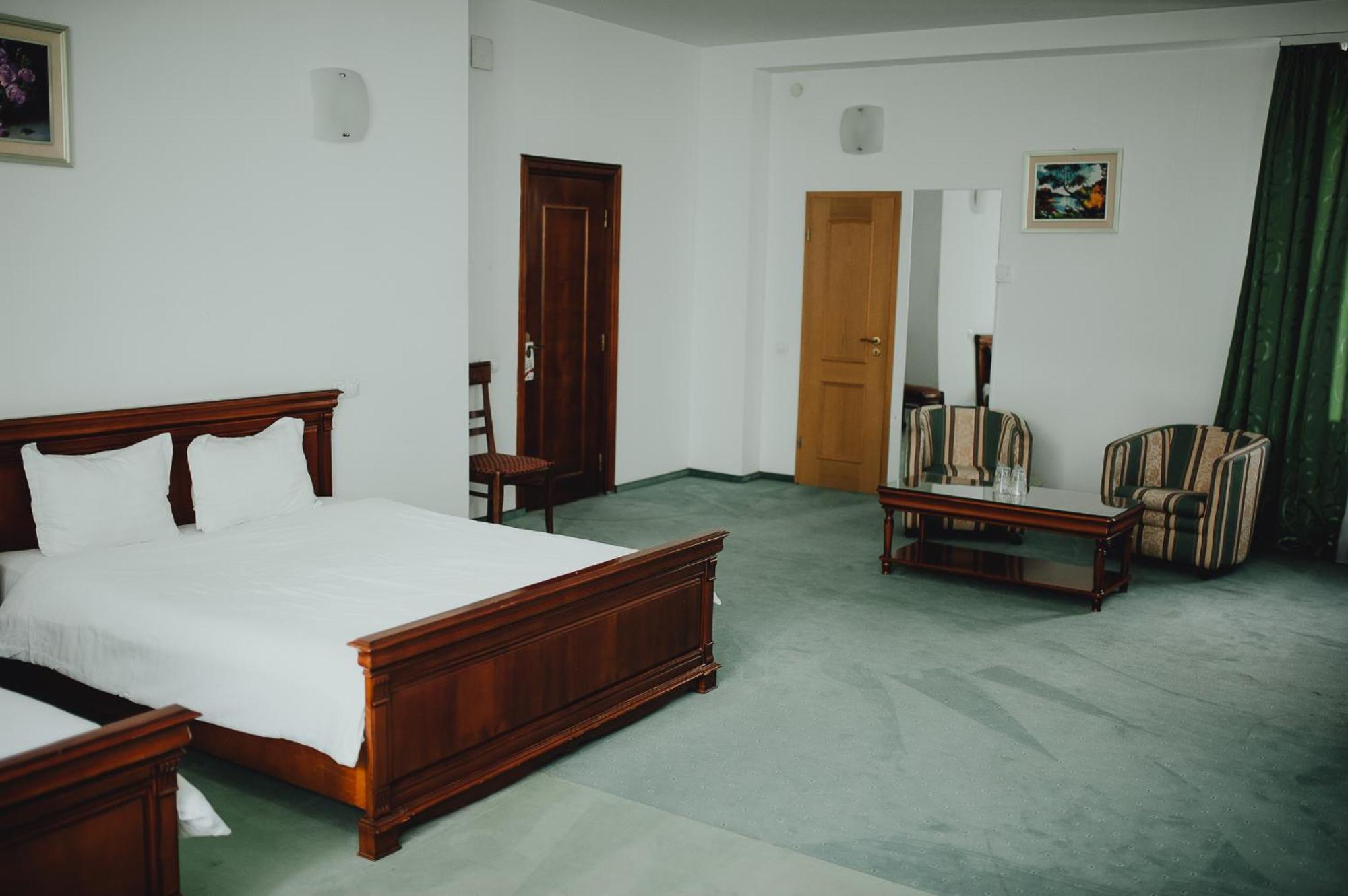 Hotel Bavaria Крайова Экстерьер фото