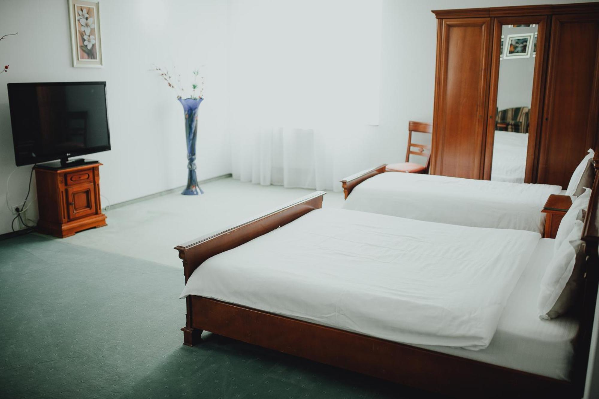 Hotel Bavaria Крайова Экстерьер фото