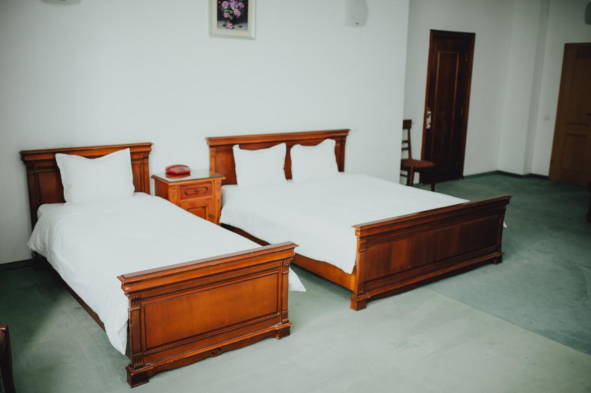 Hotel Bavaria Крайова Экстерьер фото