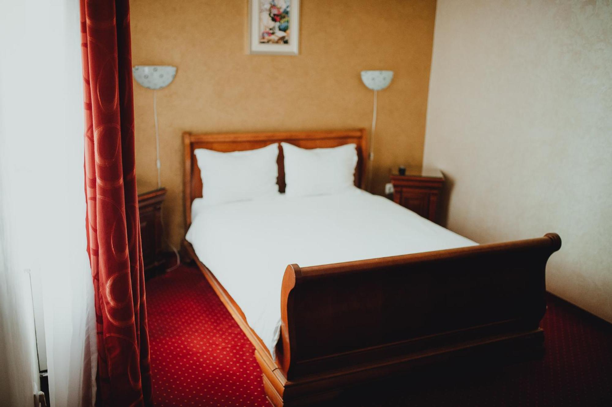 Hotel Bavaria Крайова Экстерьер фото