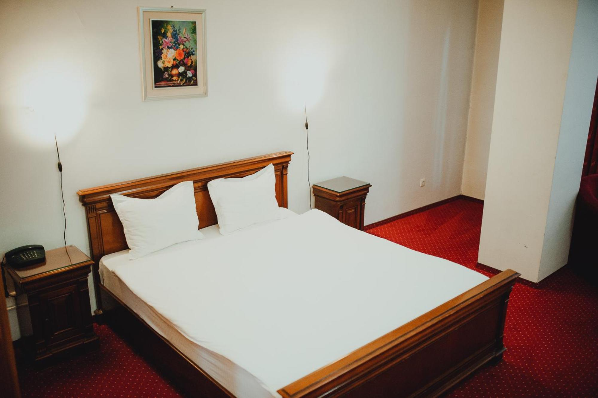 Hotel Bavaria Крайова Экстерьер фото