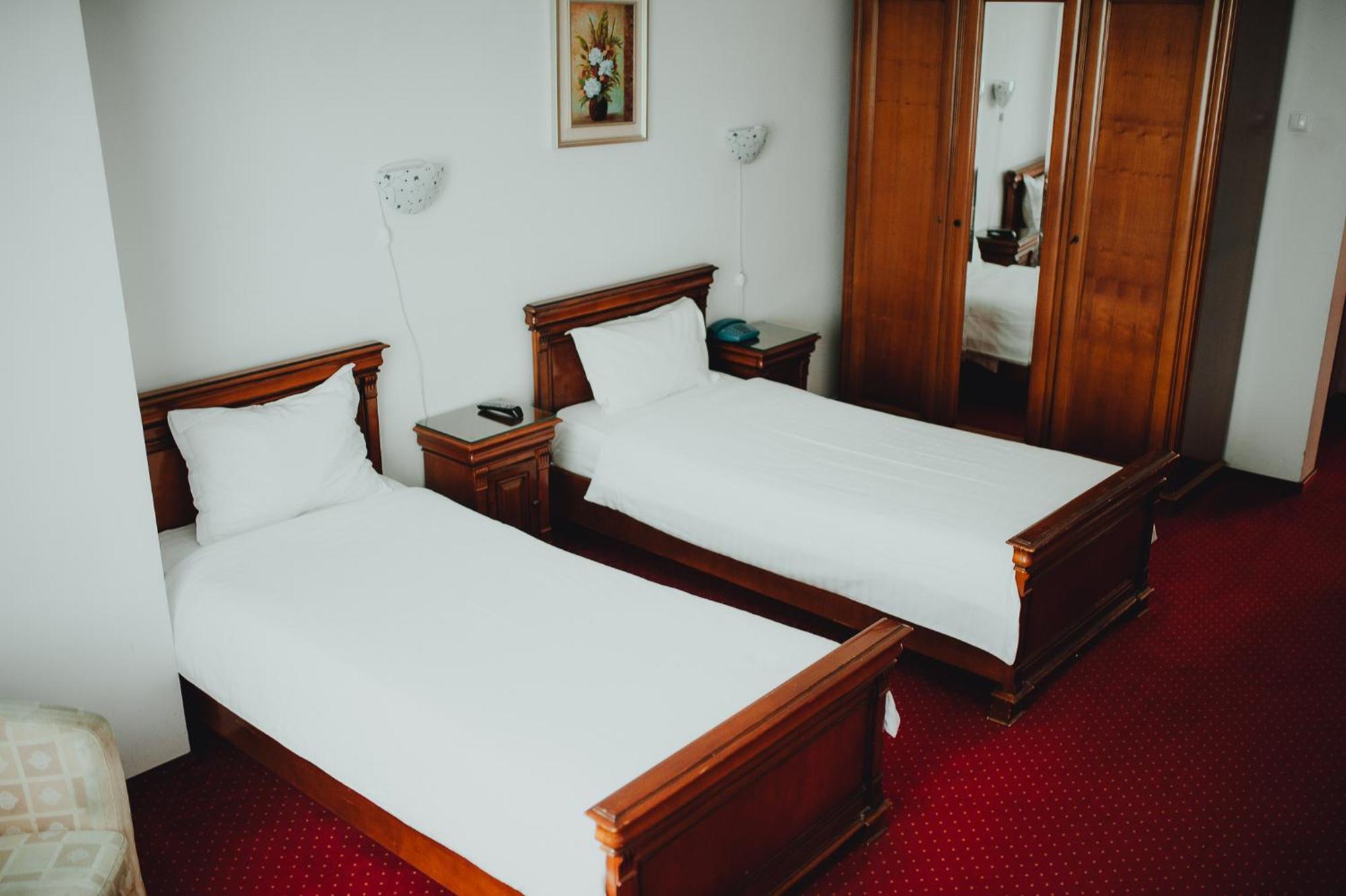 Hotel Bavaria Крайова Экстерьер фото