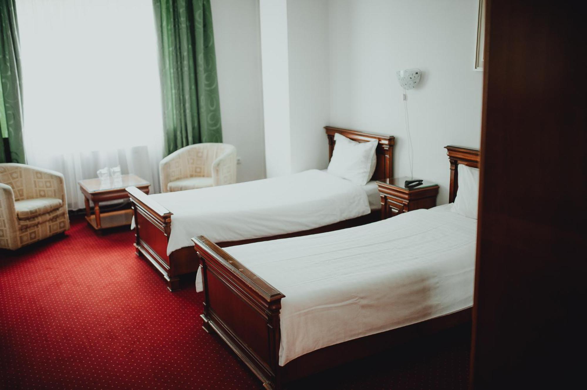 Hotel Bavaria Крайова Экстерьер фото