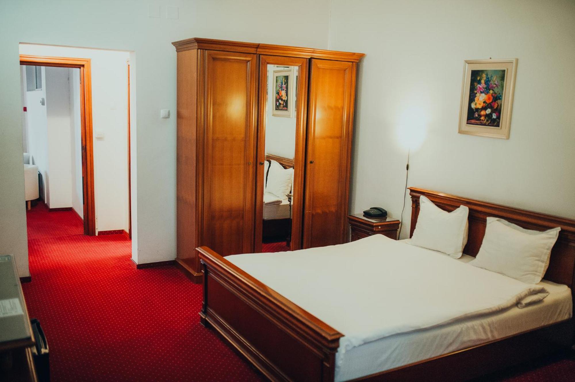 Hotel Bavaria Крайова Экстерьер фото