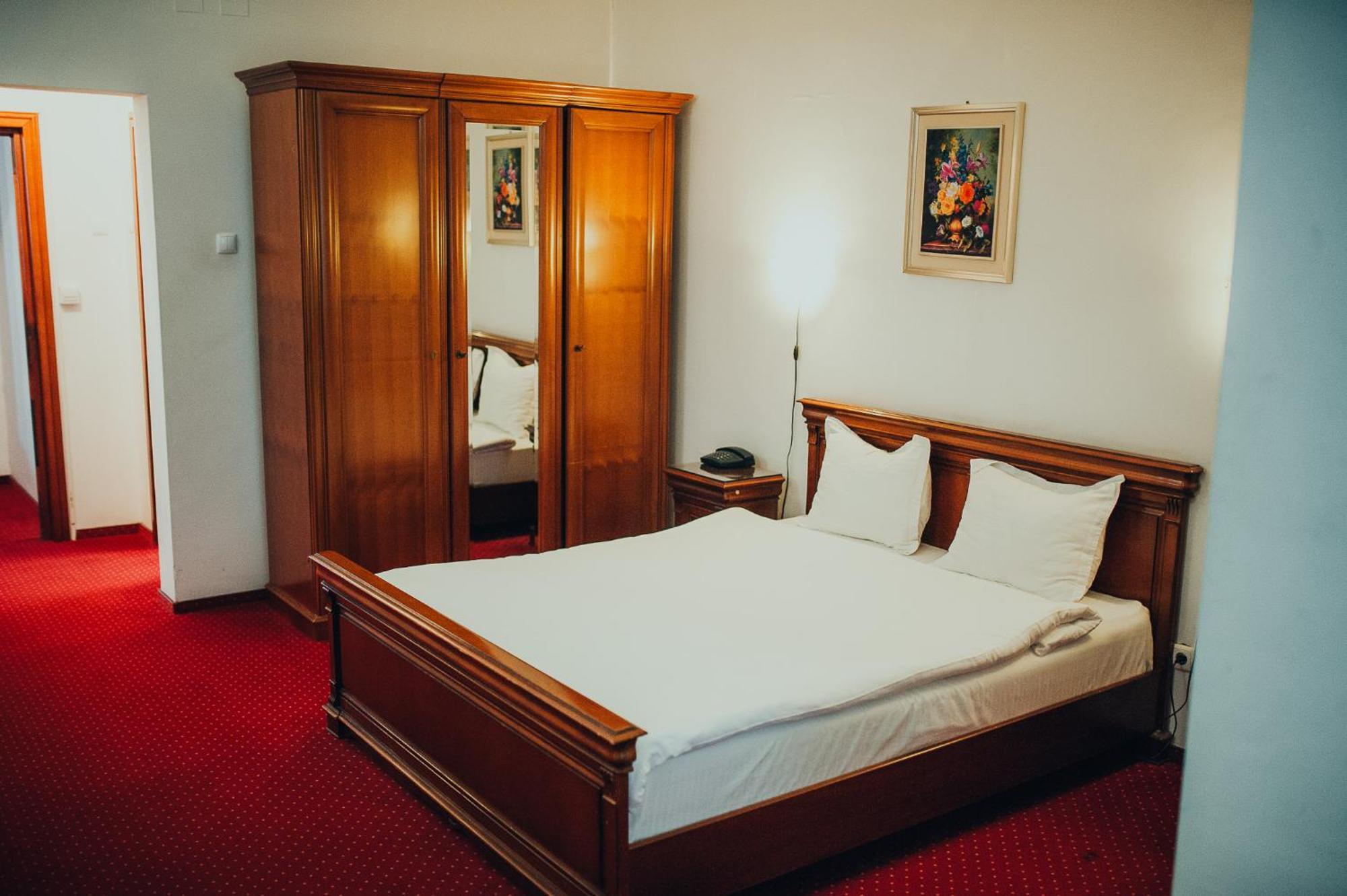 Hotel Bavaria Крайова Экстерьер фото