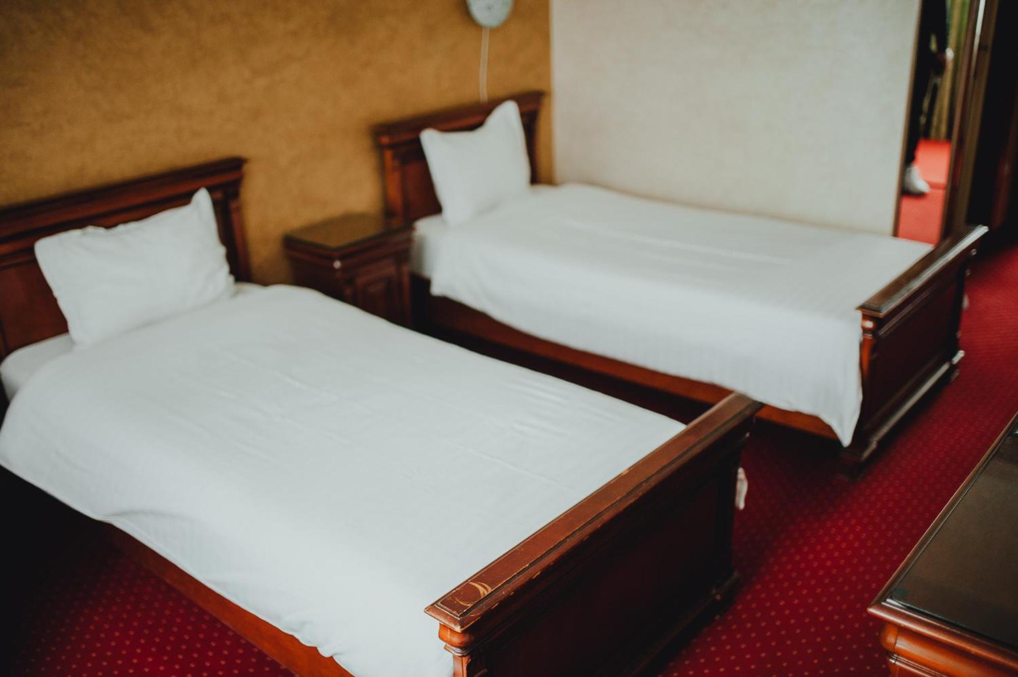 Hotel Bavaria Крайова Экстерьер фото
