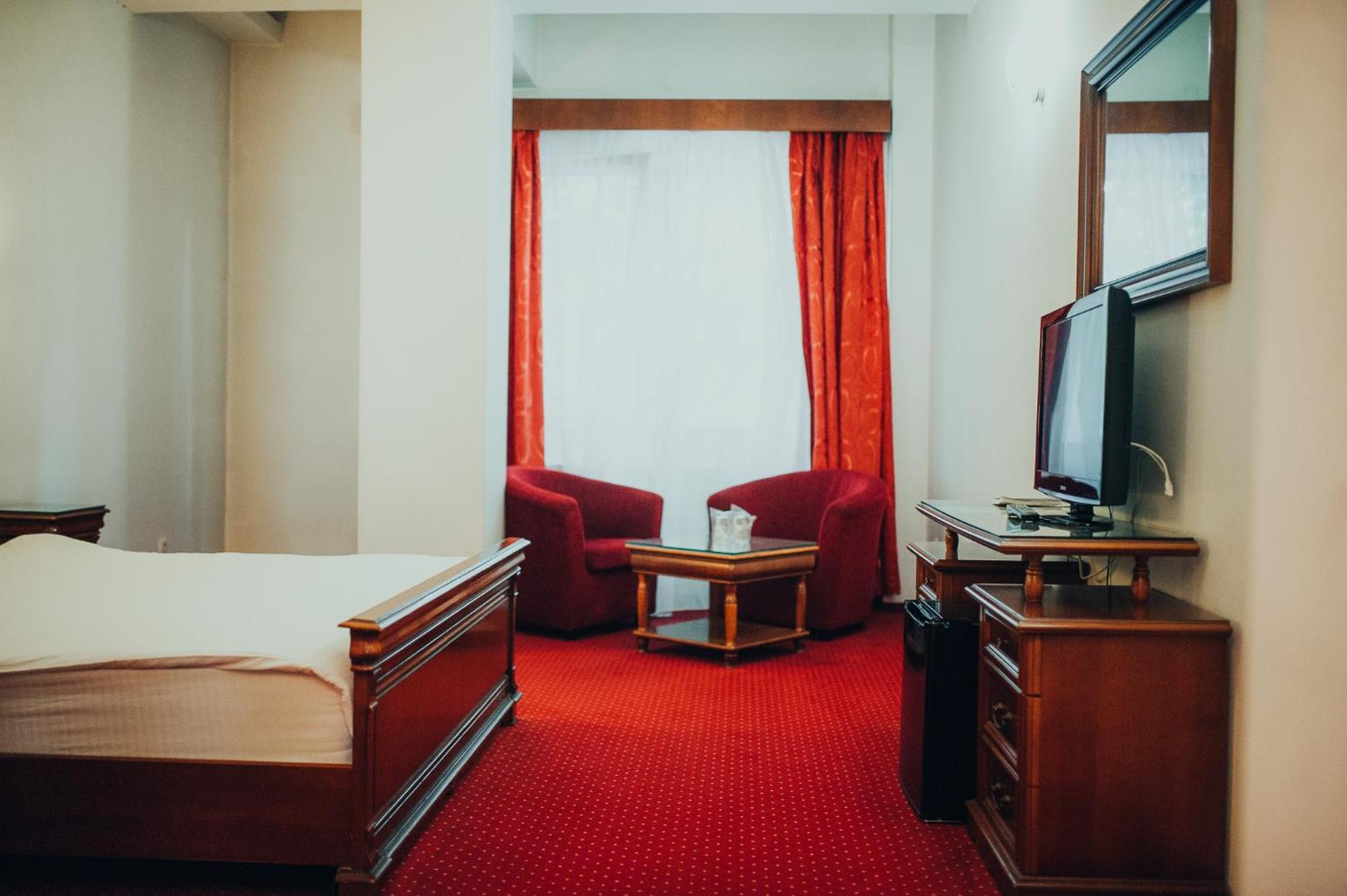 Hotel Bavaria Крайова Экстерьер фото