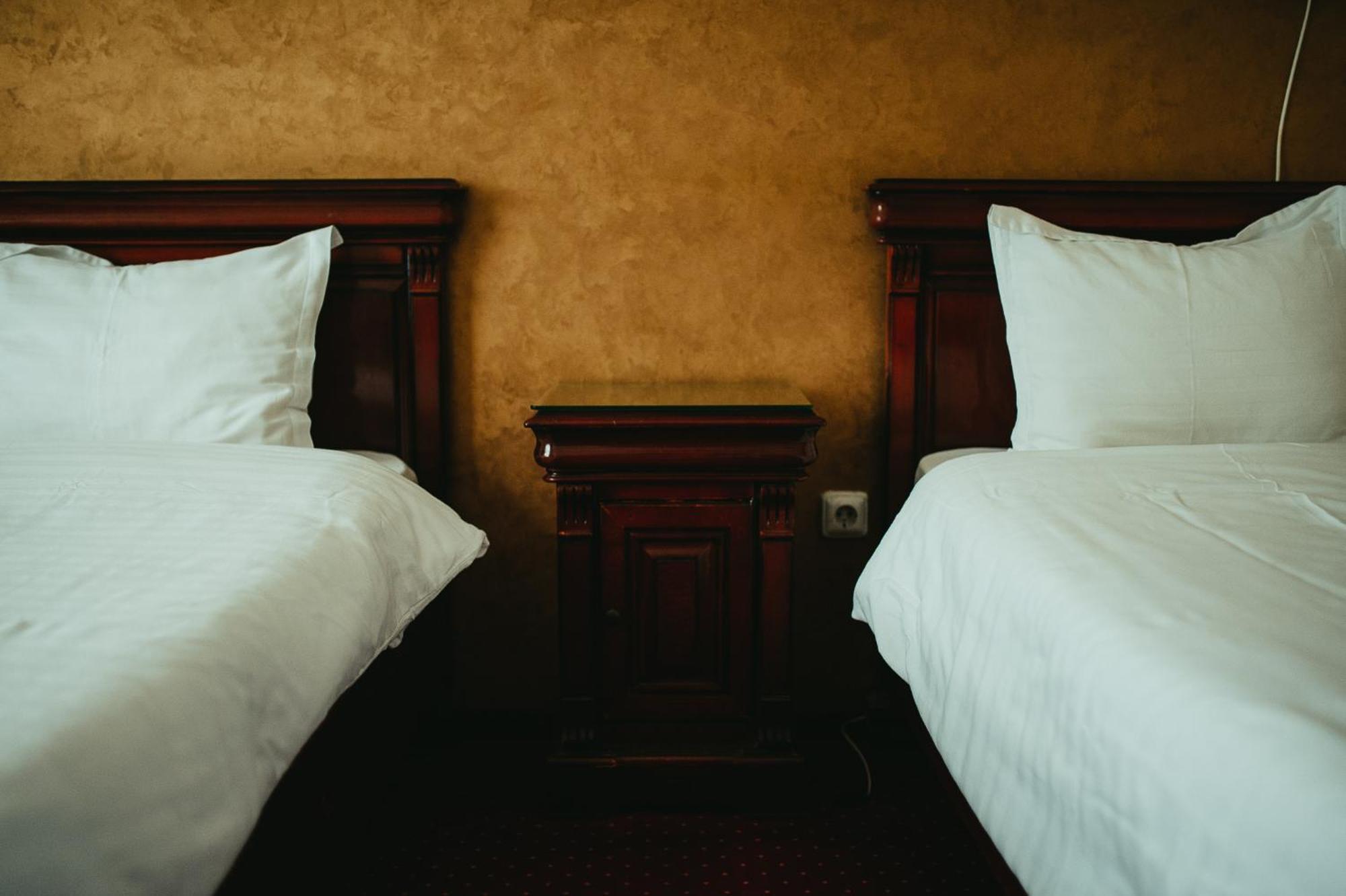 Hotel Bavaria Крайова Экстерьер фото