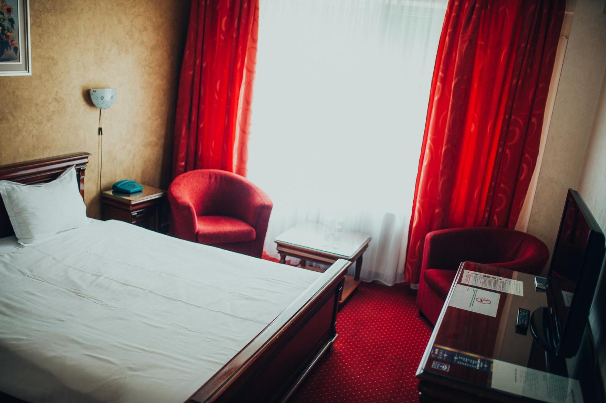 Hotel Bavaria Крайова Экстерьер фото