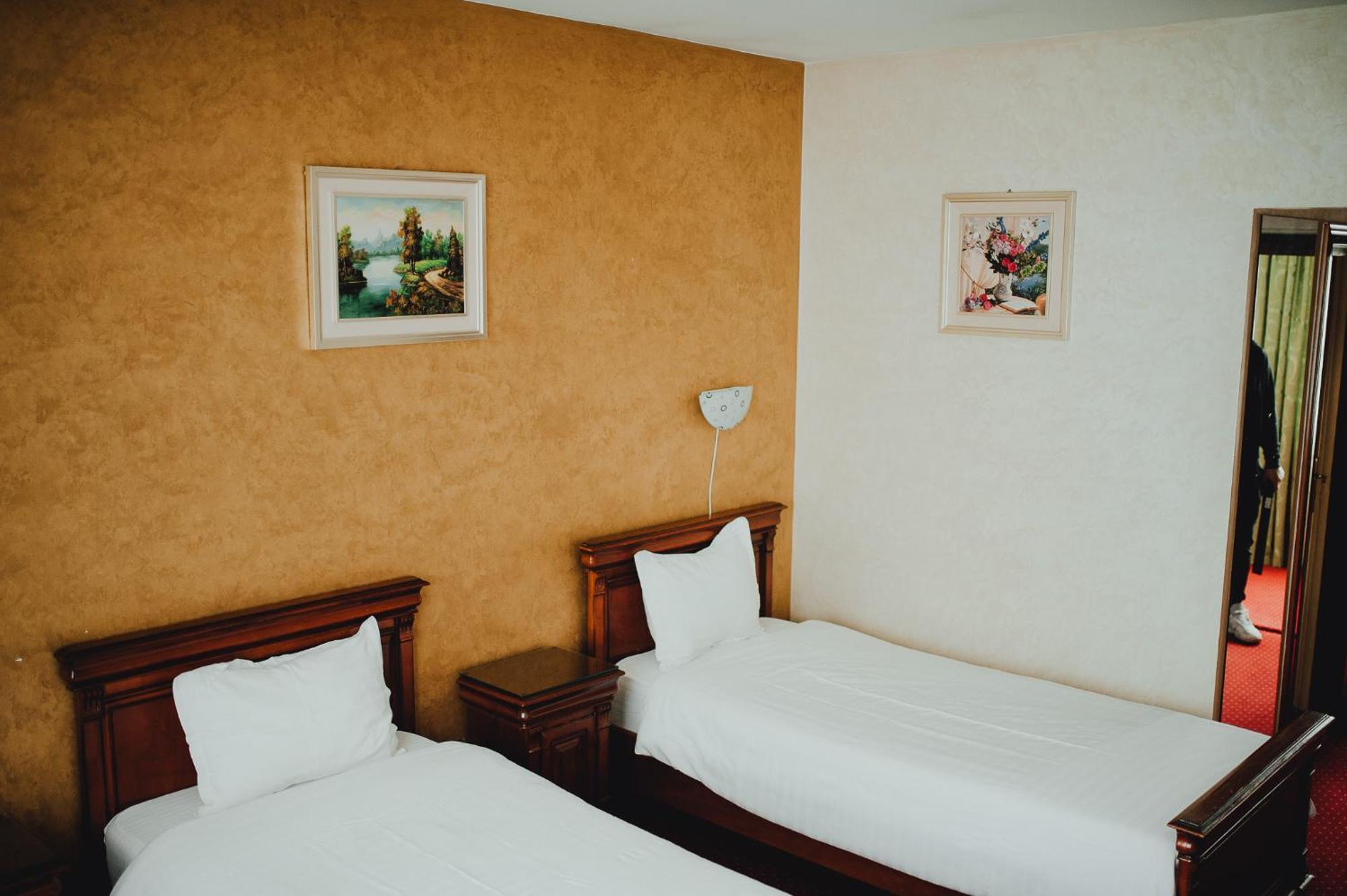 Hotel Bavaria Крайова Экстерьер фото