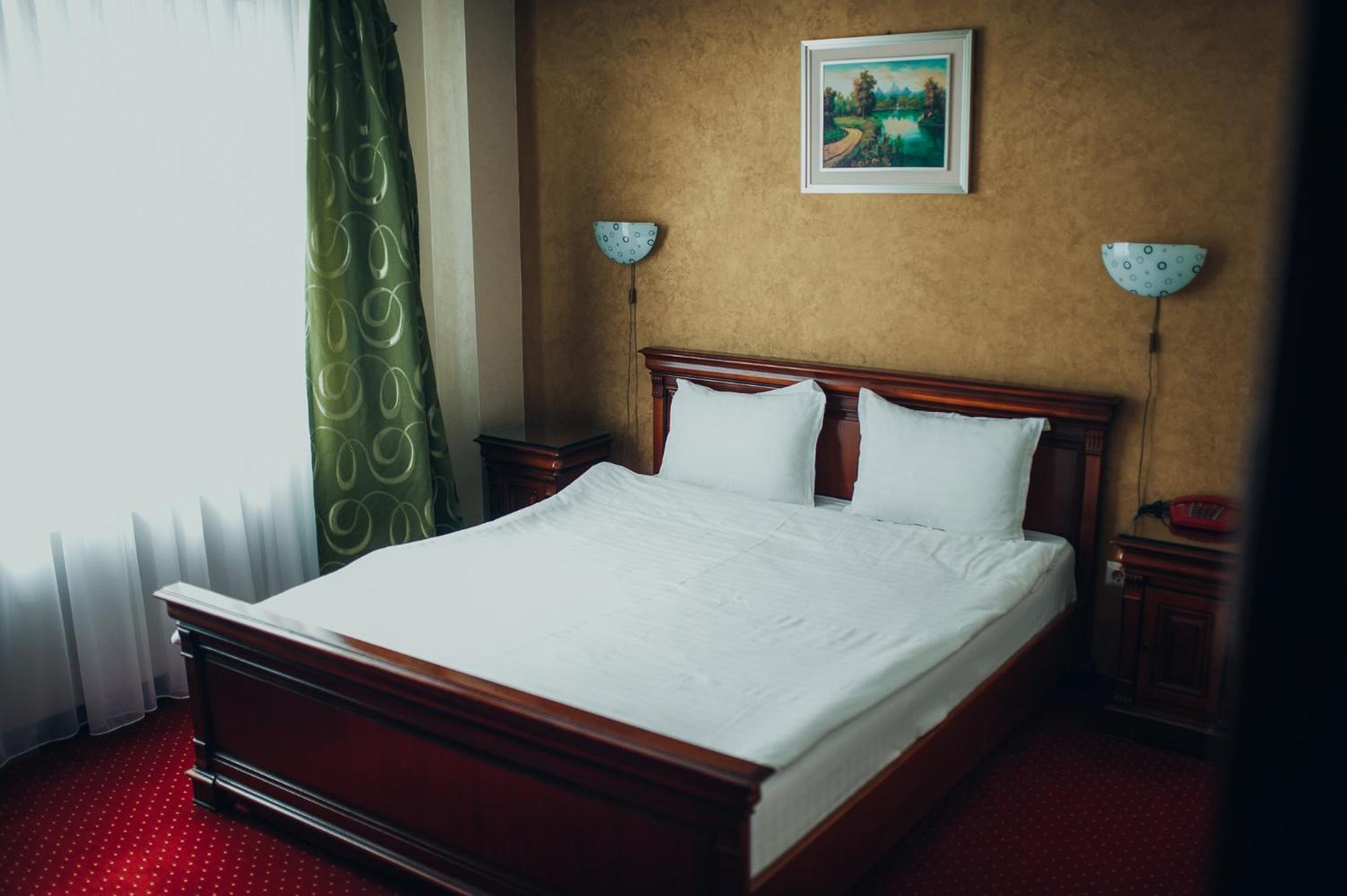Hotel Bavaria Крайова Экстерьер фото