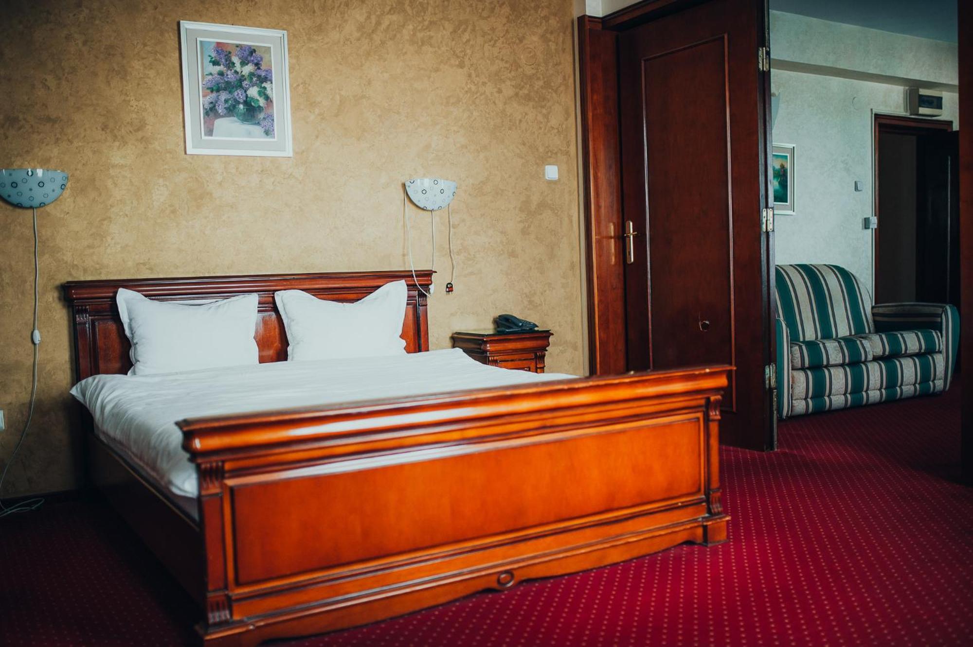 Hotel Bavaria Крайова Экстерьер фото