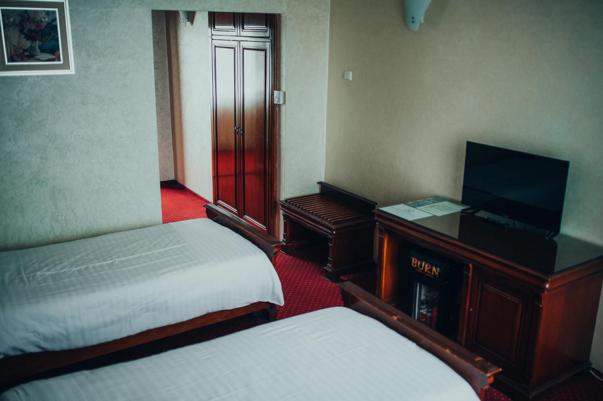 Hotel Bavaria Крайова Экстерьер фото