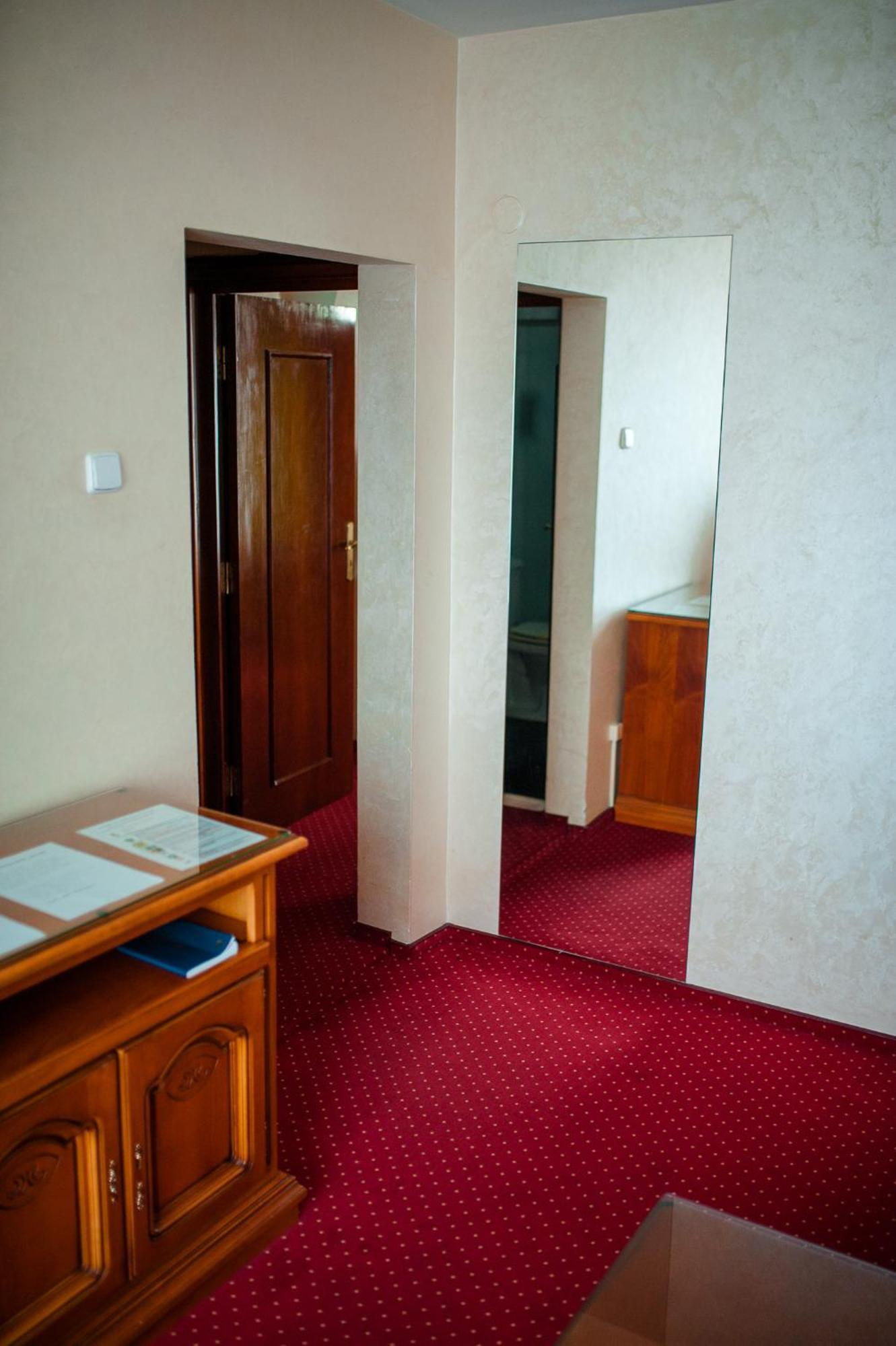 Hotel Bavaria Крайова Экстерьер фото