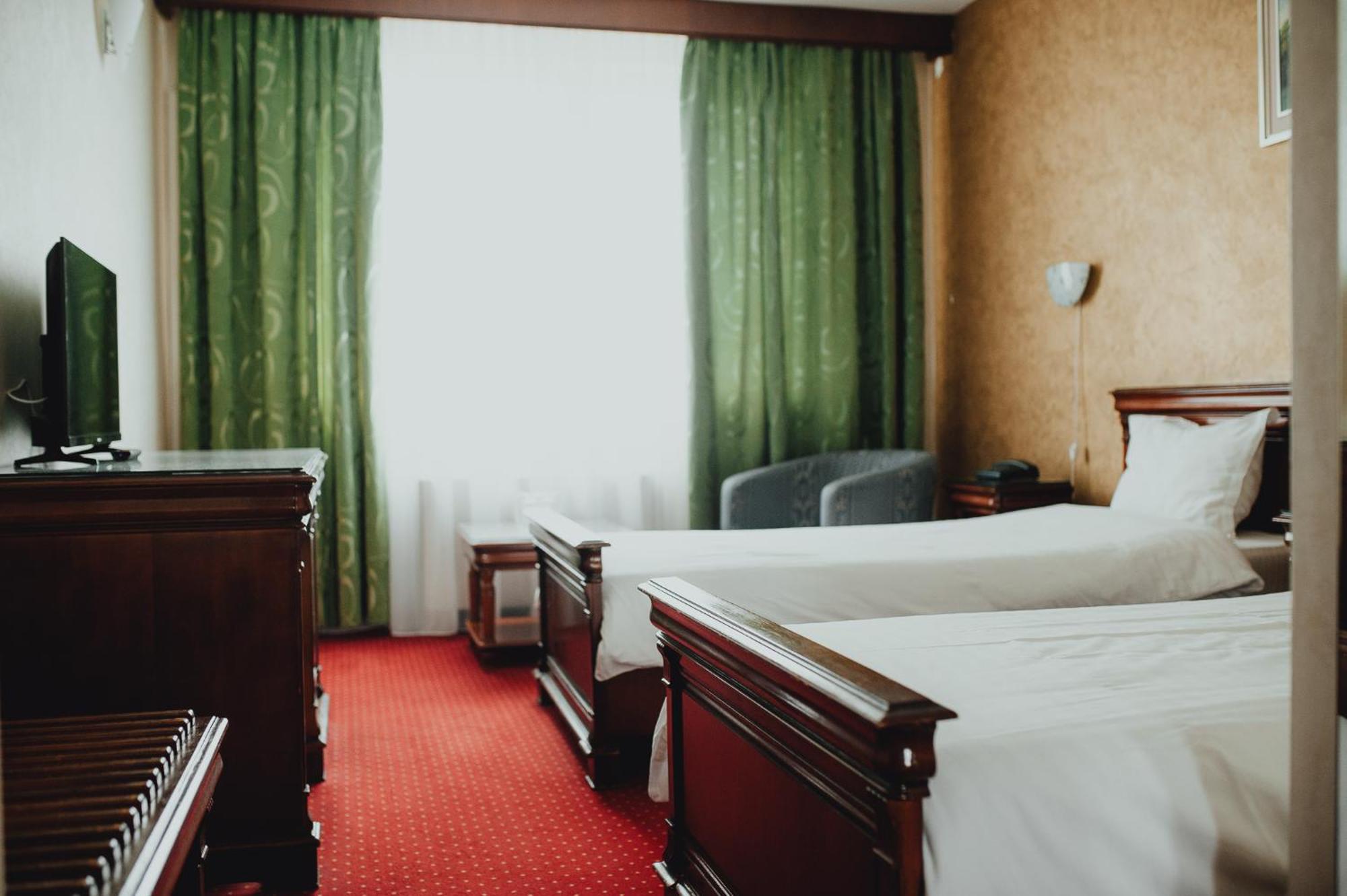 Hotel Bavaria Крайова Экстерьер фото