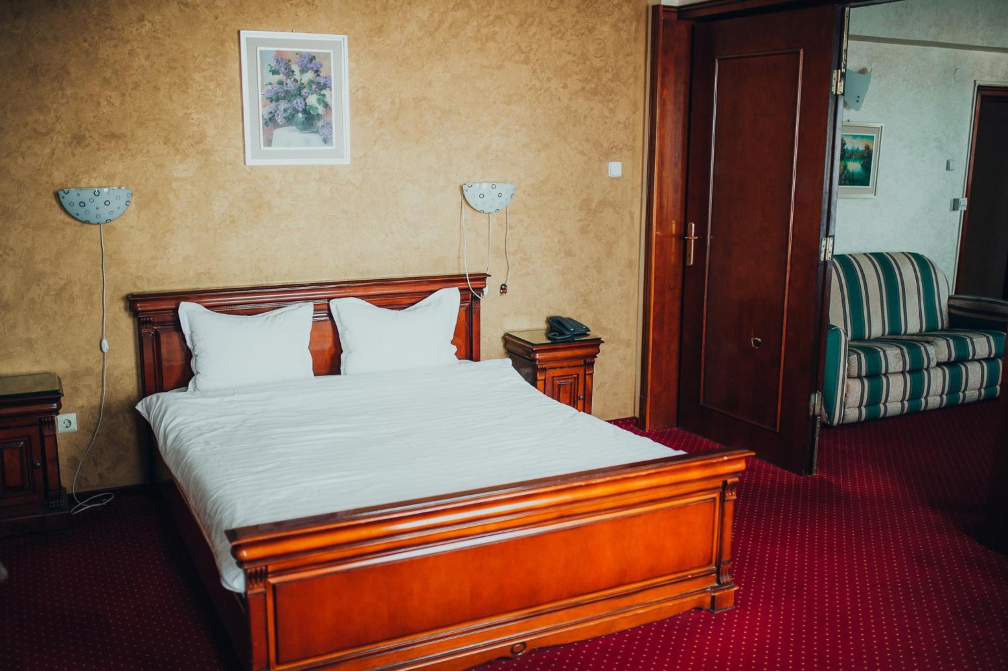 Hotel Bavaria Крайова Экстерьер фото