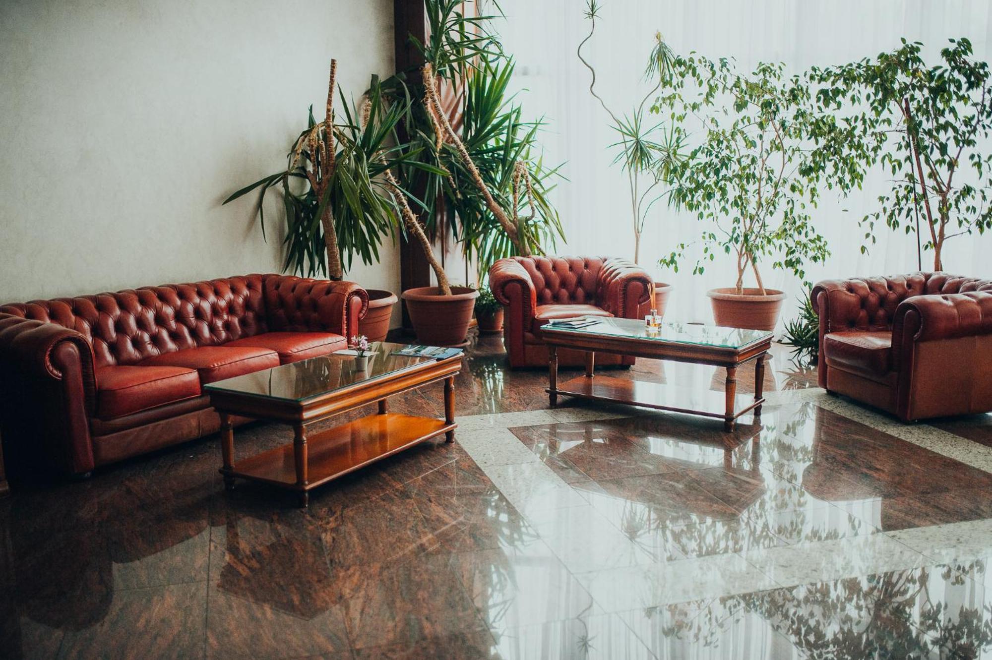 Hotel Bavaria Крайова Экстерьер фото
