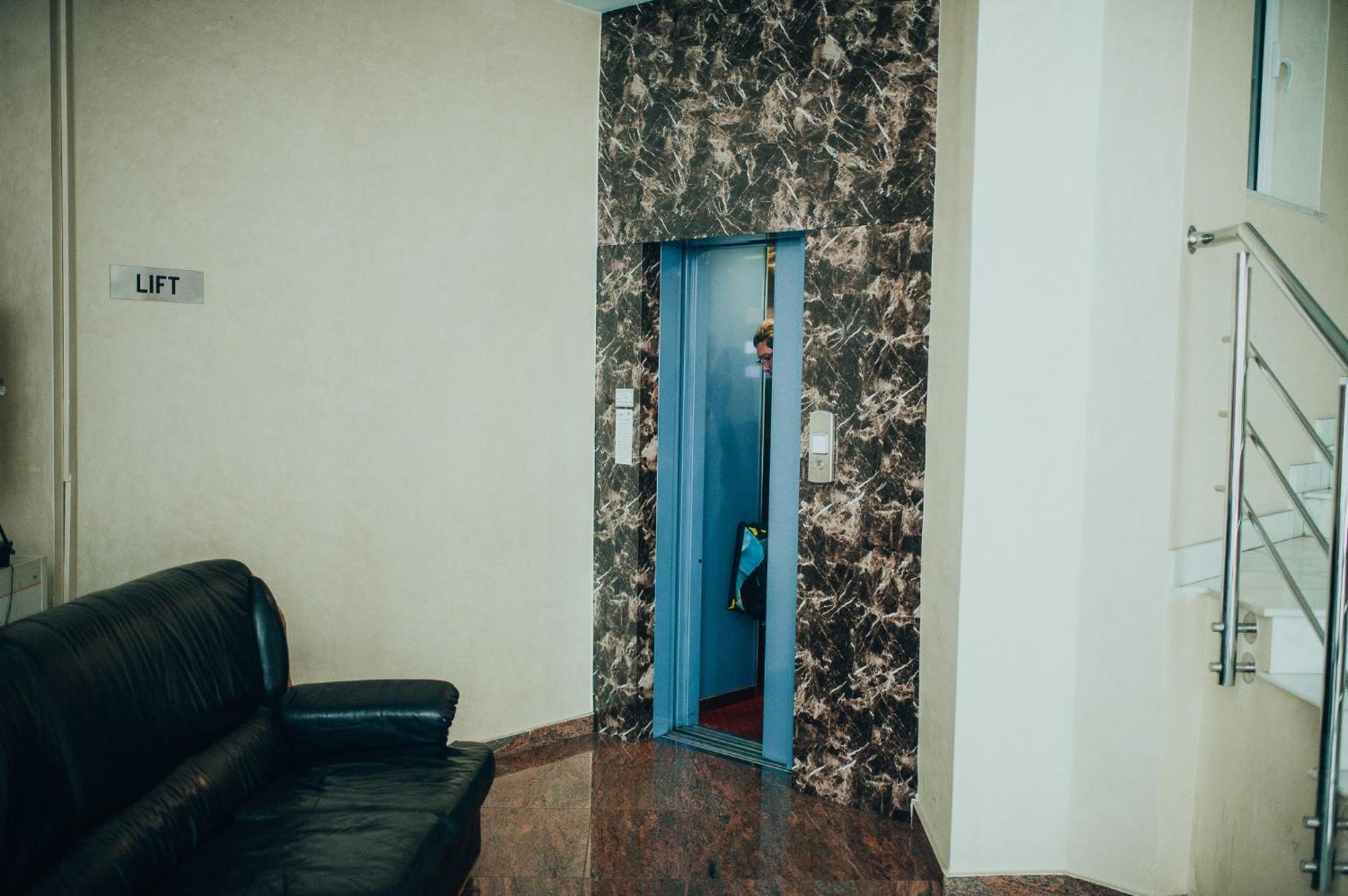 Hotel Bavaria Крайова Экстерьер фото