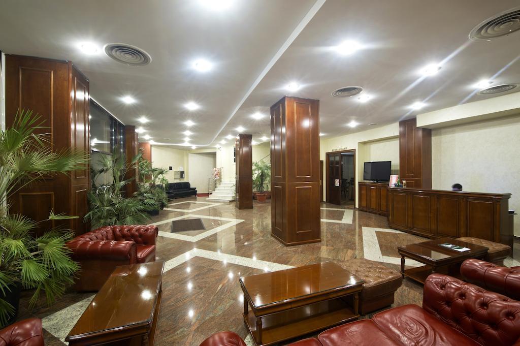 Hotel Bavaria Крайова Экстерьер фото