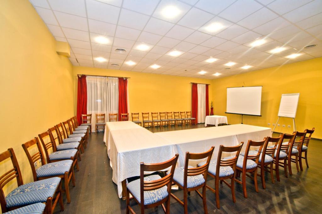 Hotel Bavaria Крайова Экстерьер фото