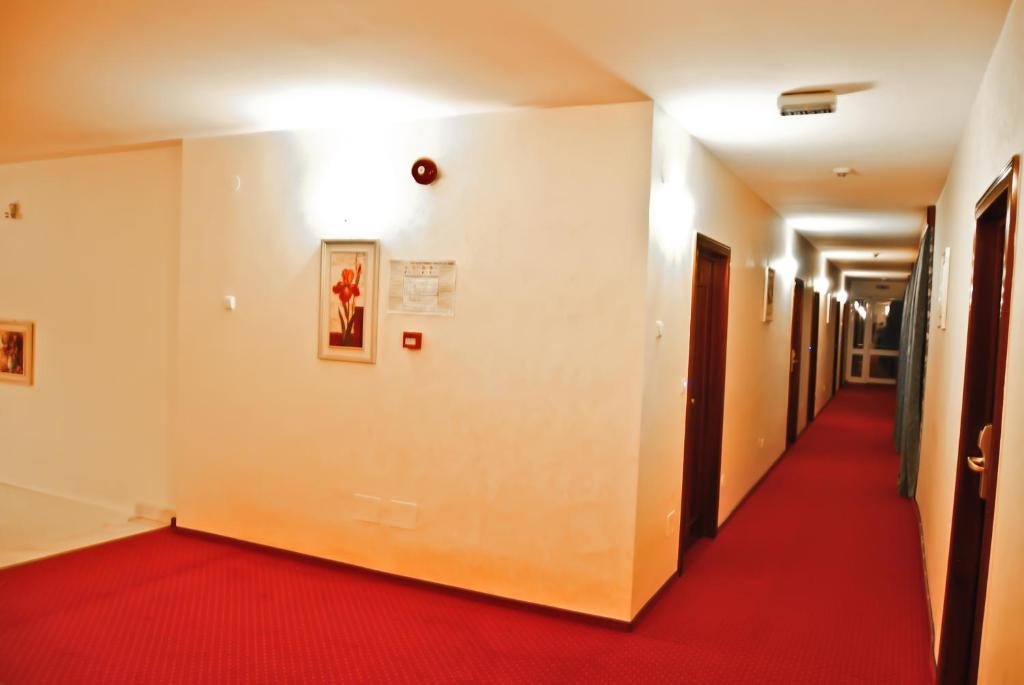 Hotel Bavaria Крайова Экстерьер фото