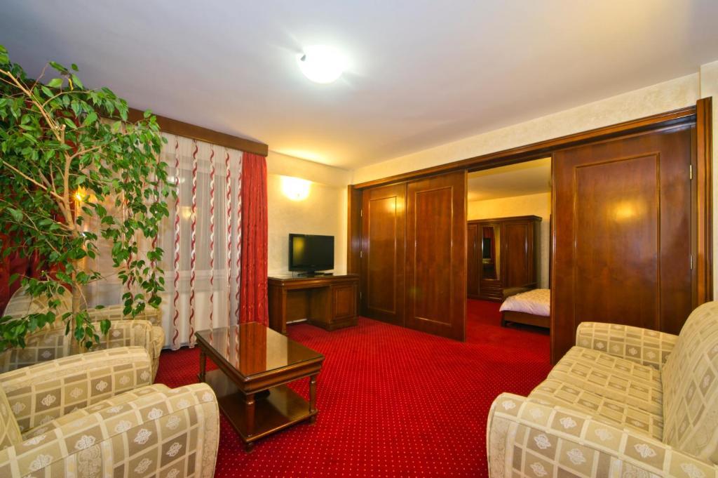Hotel Bavaria Крайова Экстерьер фото