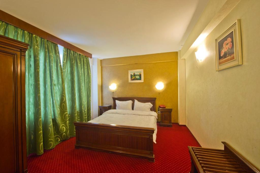 Hotel Bavaria Крайова Экстерьер фото