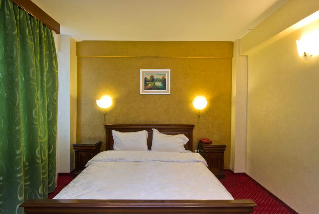 Hotel Bavaria Крайова Экстерьер фото