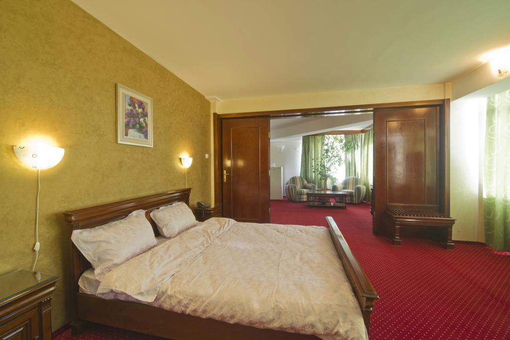 Hotel Bavaria Крайова Экстерьер фото