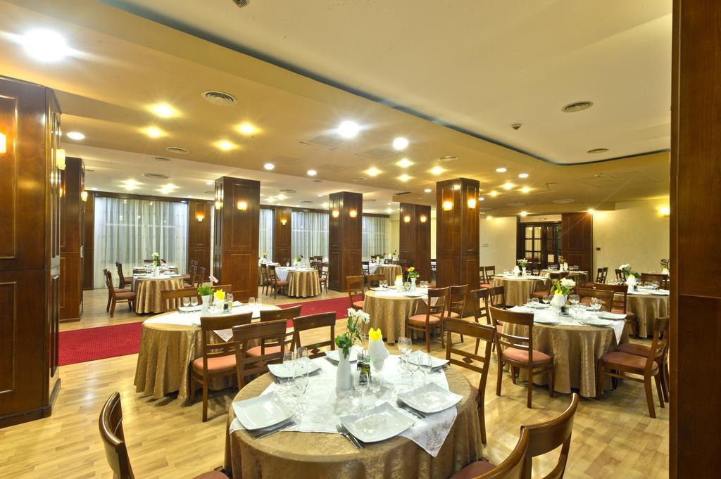 Hotel Bavaria Крайова Экстерьер фото