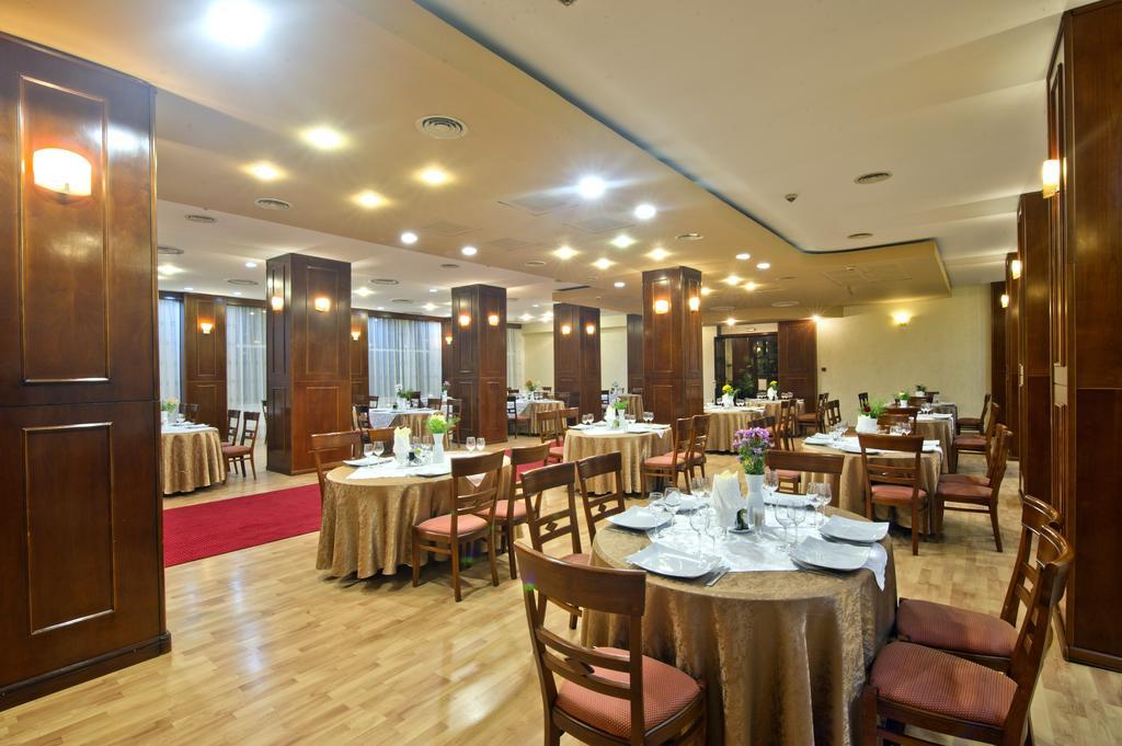 Hotel Bavaria Крайова Экстерьер фото